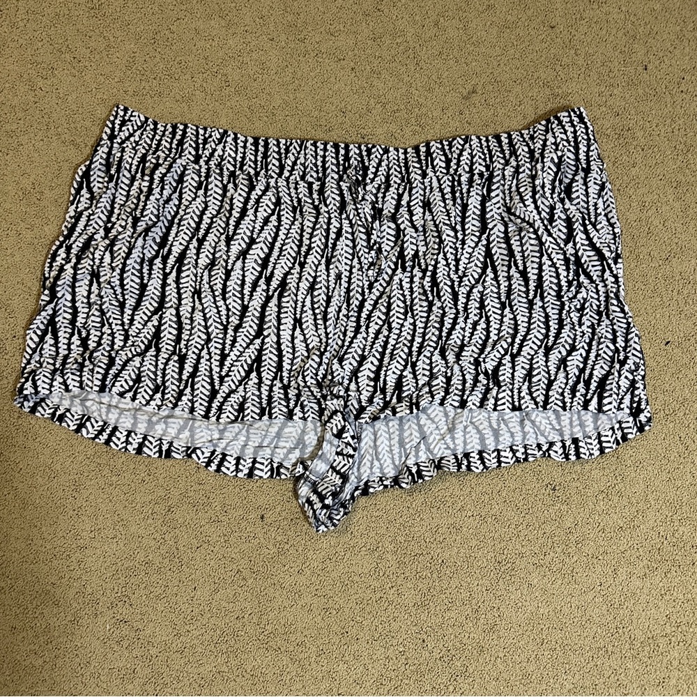 Ava & Viv black and white floral pull-on short with drawstring waist, size 4X